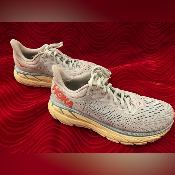Women HOKA tennis shoes size 6 - Picture 5 of 7